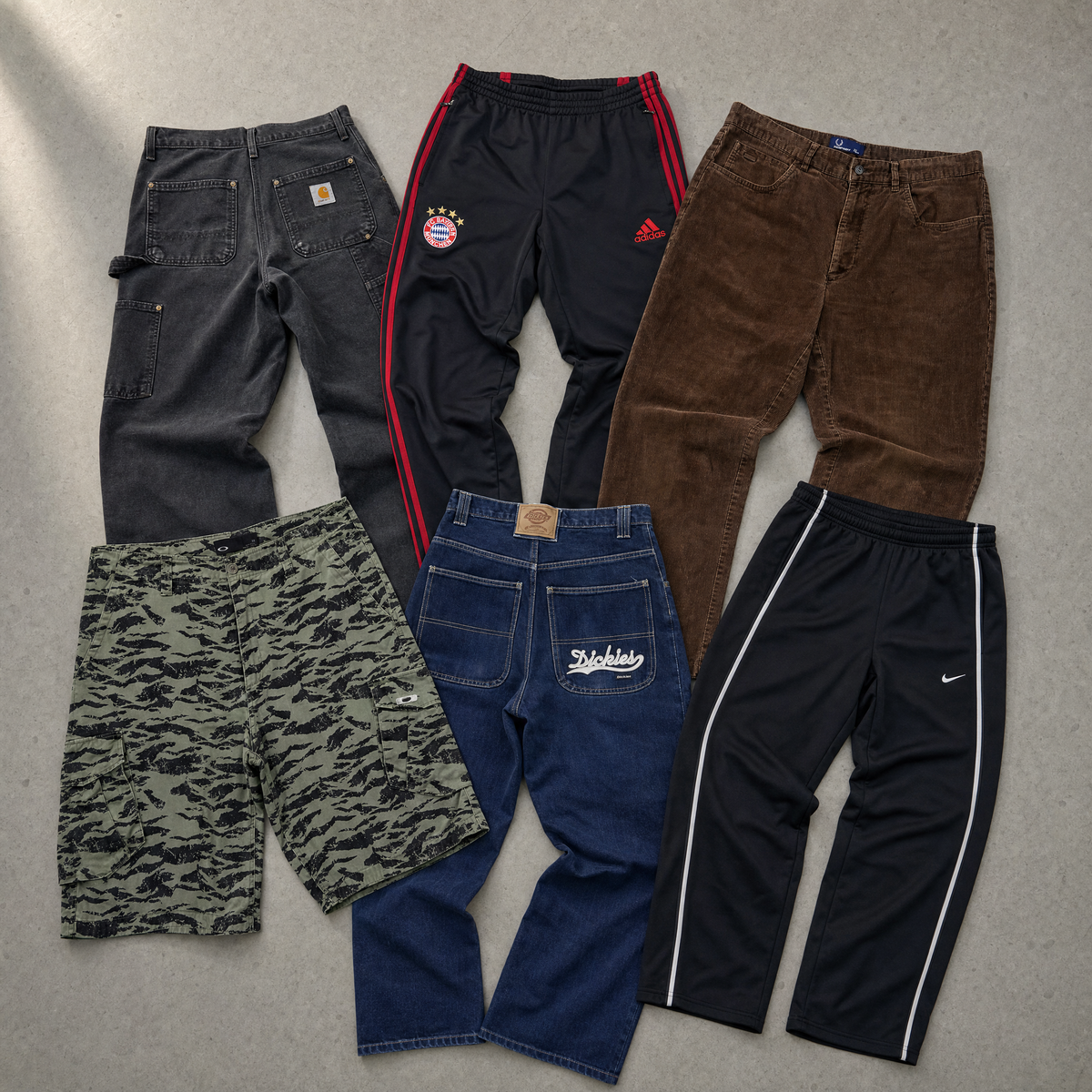 Vintage Mystery Box Hosen Premium – sechs Vintage-Hosen und Jeans als Flatlay auf Beton