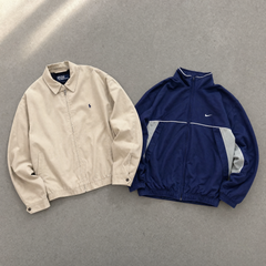 Vintage Mystery Box Jacken Starter – zwei Vintage-Jacken, Harrington und Trackjacket, auf Beton