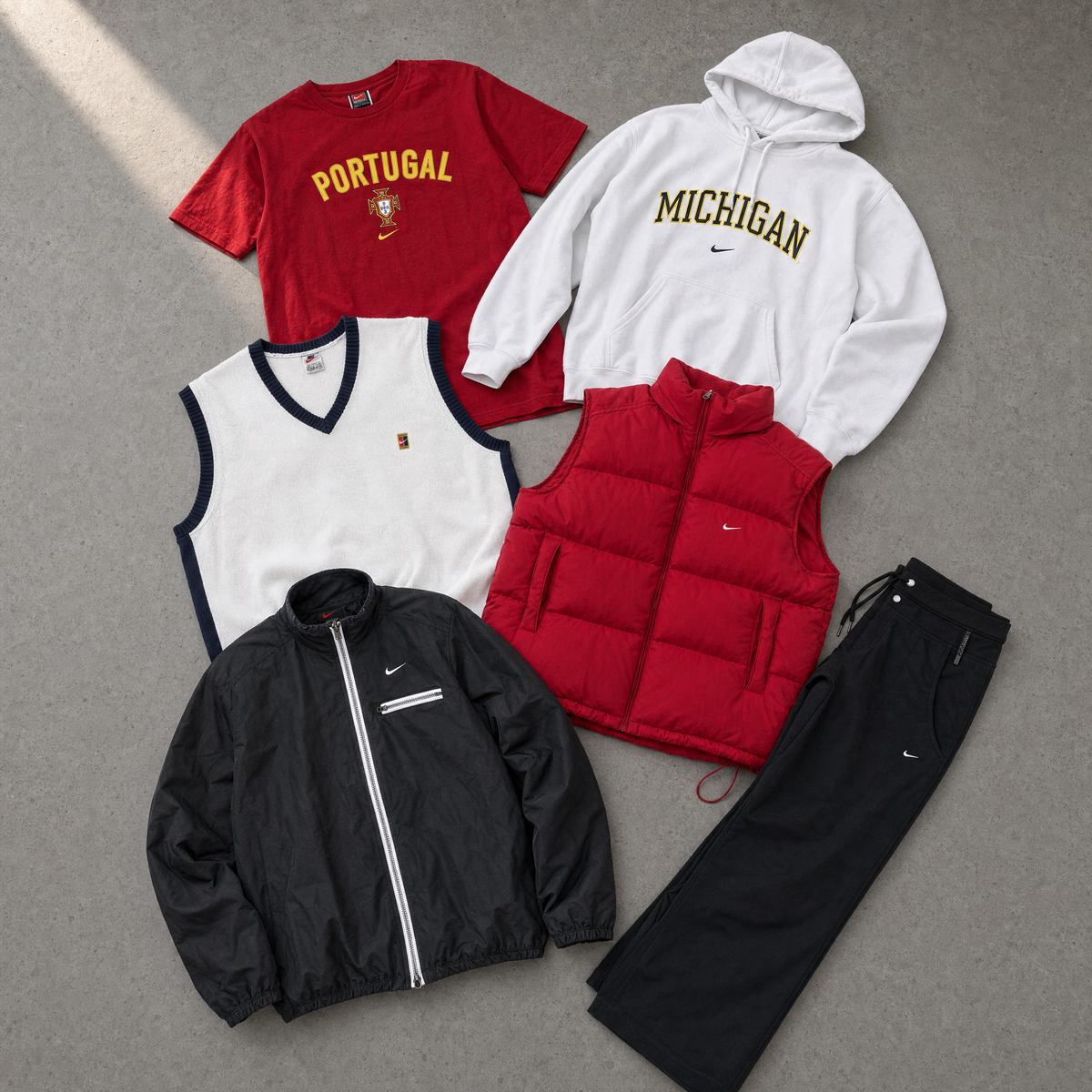 Vintage Nike Mystery Box Premium mit sechs Teilen: Portugal-Shirt, Michigan-Hoodie, rote Pufferweste und Windjacke